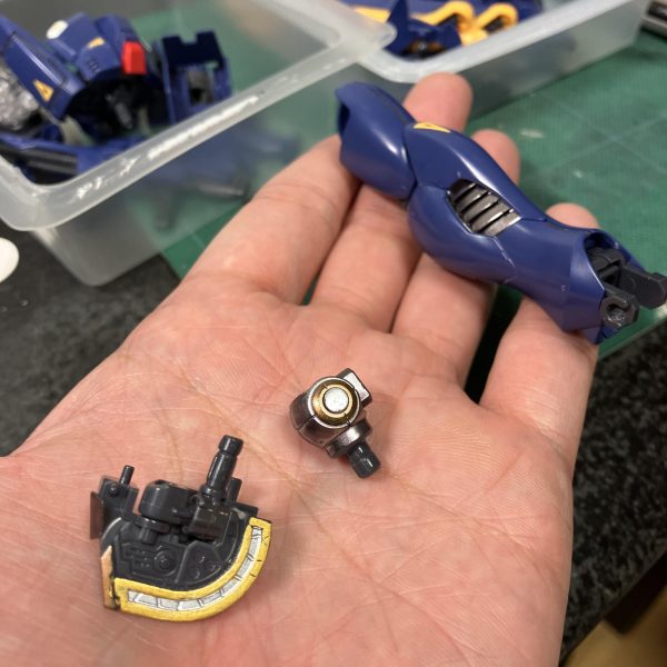 メタリックマーカーで塗装した外せない部分はマスキングしないともちろんツヤツヤがなくなっちゃうので、初手で塗装して乾燥時間を長めに&マスキングテープも粘着が強いと剥がれちゃうので、豆腐パックの裏でペタペタして弱めてます🥰ですが❗️それでも塗膜が痛む時があるのである意味1番ドキドキタイム⏰です😬　あと、余談ですが豆腐パック万能説🥳ライフの麻婆豆腐専用豆腐よパックはサイズもGOOD👍👍　お豆腐も崩れず美味しい😋（2枚目）