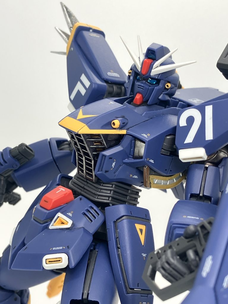 シールド基部はメタリックマーカーで塗装、ヴェスバー取り付け部のレールは少し派手ですがフレッシュゴールドとアルミニウムのメタリックマーカーで仕上げてみました🥴ただ、レールのゴールドは思ったよりも接触範囲がタイトでトップコート後にクリアランスを確保するはめに😣(仮組み不足😱)