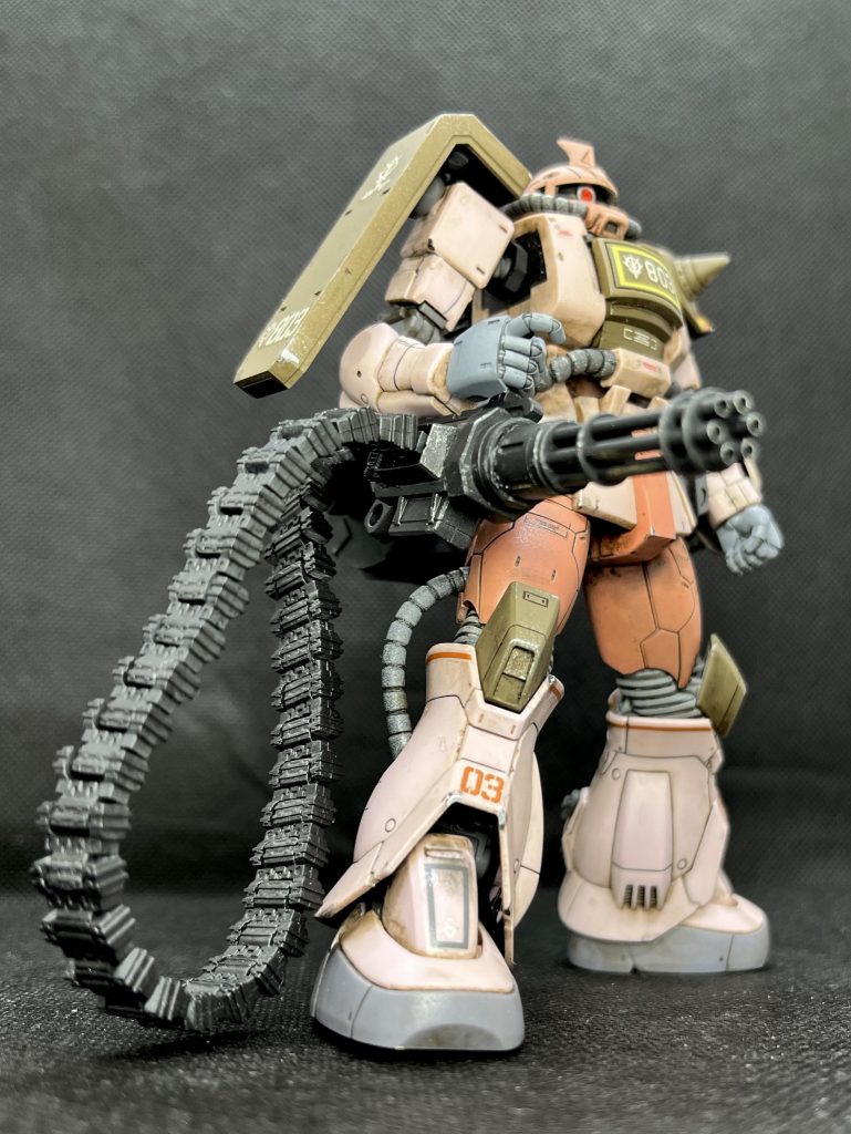 肩シールド、胸を茶色で塗装。太ももを付け根で1mm延長、モノアイレールを幅つめして目付きを鋭くしました。プラ板を貼った部分をMSシャアピンクで塗ったら、ちょっと濃いめのピンクになっちゃいました(汗) バランスを取るため、ふんどしの前部分も同じシャアピンクに。なんとか形になったかな。