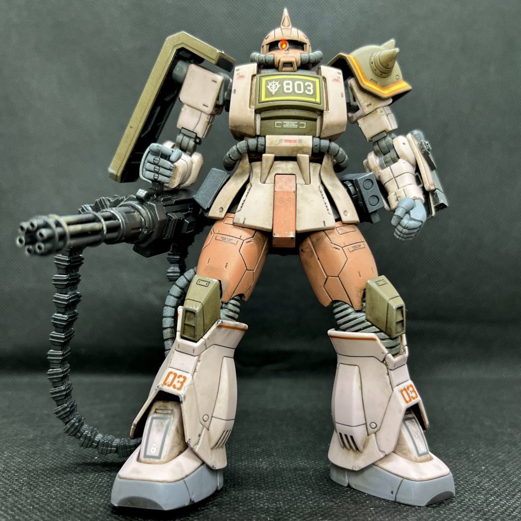 ヘビーな武装をさせたくて、ガトリングガンを持たせてみました。やっぱり似合いますね。カッコいい！(自画自賛)目はLED電飾して光らせてます。