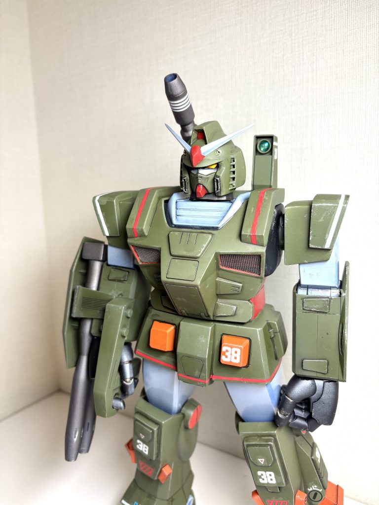 デカールが劣化していたので、予めタミヤのツヤ出しニスを塗って補強しましたが、やっぱりラインデカールではバラバラに千切れて苦労しました。よくよく考えたらハセガワの曲面追従のレッドシートとかを細く切り出して貼れば簡単だった…バックパックのセンサーみたいなのは、VCドームのグリーンを貼りました。