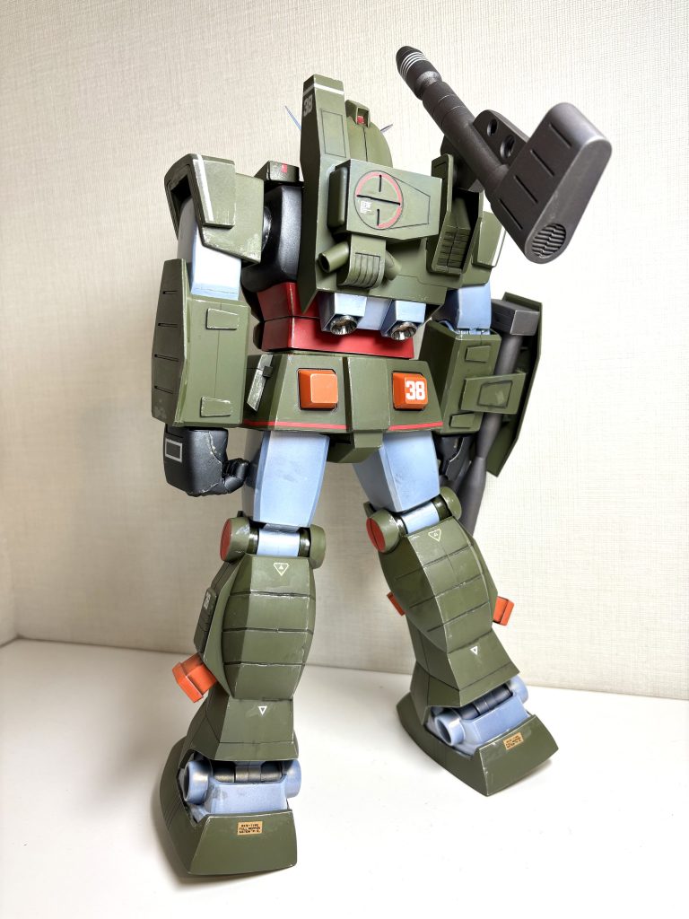 緑色はガイアカラーのNo.216のFS34102 グリーンです。グレー部分はガイアカラーのアルティマブラックを下地にパールシルバー、クリアーホワイトを順に重ね、ツヤありで残しました。グレー部分以外は艶消し仕上げにしました。合わせ目消しは一応やりましたが、適当に済ませています(旧キットって、それも味わいかと)。