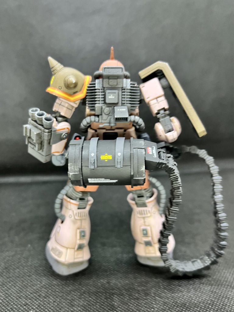 ガトリングの弾倉を背負ったバックショット。腰のヒートホークの3mm穴を使ってマウントできました。