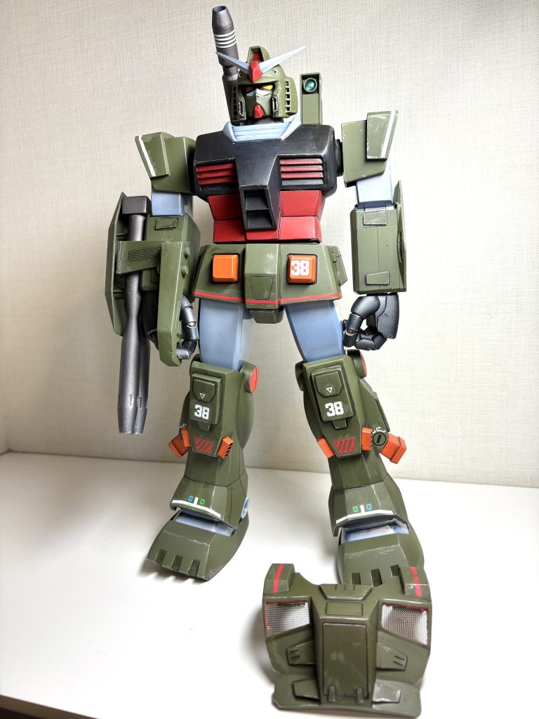 胸部アーマーはネオジム磁石接続にしました(アーマーの肩部分の裏側と、本体胸部の内側にネオジム磁石を取り付けてあります)。上腕部アーマーも、アーマー裏と上腕部内側にネオジム磁石を取り付ければ脱着可能に出来たとおもいますが、腕を組み立てる時には思いつかなかったので、上腕部アーマーは接着してしまいました。胸部アーマーのインテーク部は切り抜き、ホームセンターで買った金属メッシュで張り替えました。