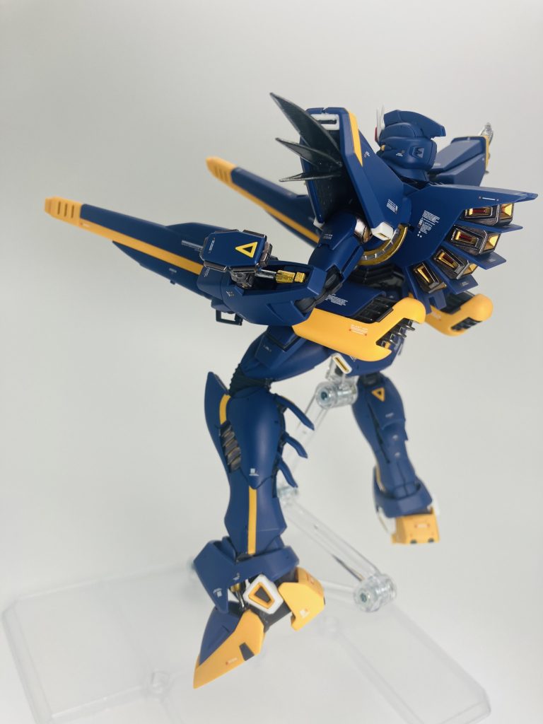 両肩部の放熱ファンの展開、脚部のスラスター展開ギミックがあります🤩 なお、今回はメタルパーツは一切使用せず、珍しく😋