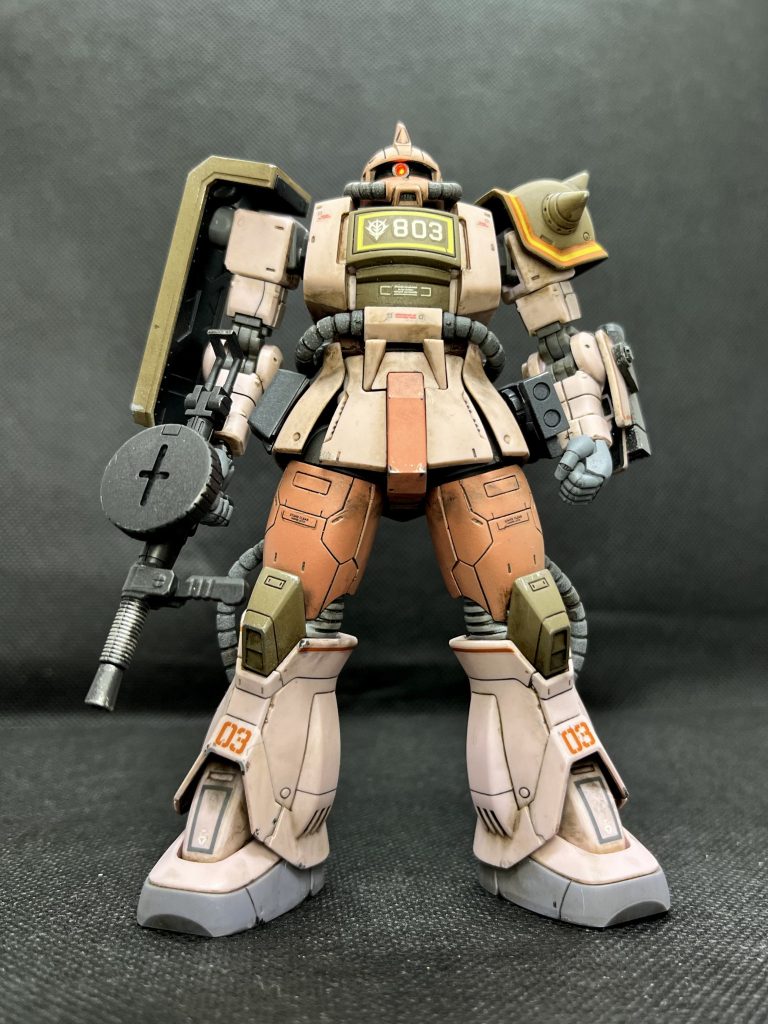 お次はザクマシンガンで武装。ザクはやっぱりこのマシンガンが似合います。デザートザク用のストックが折りたためるタイプです。