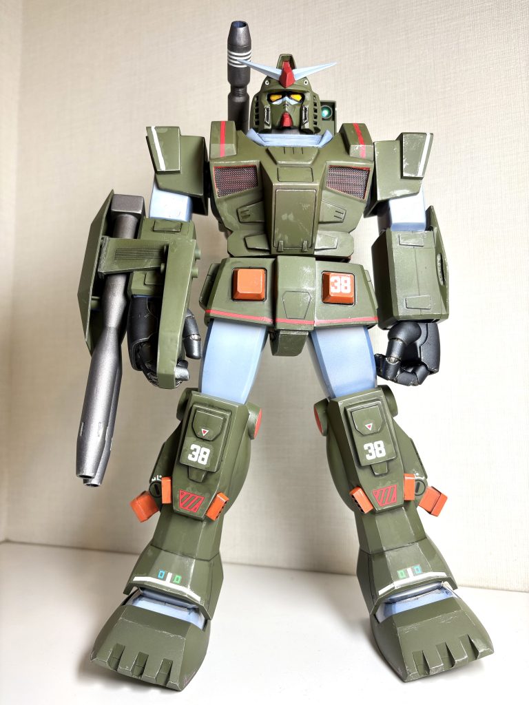 いろいろな先人がこのキットをカッコ良く改修されているのを研究しましたが、旧キットの素朴な味わいは残したいと思い、プロポーション変更は肩幅詰め・二の腕延長だけの最小限にしました。二の腕は8〜9ミリくらいは伸ばしたと思います。拳はロボマニの8Lサイズに交換しています。あと私は仁王立ちスタイルが好きなので可動域は求めませんので、上腕部アーマーの関節カバーは「有り」で仕上げました。全体的に太くてかっこいい!くないですか?