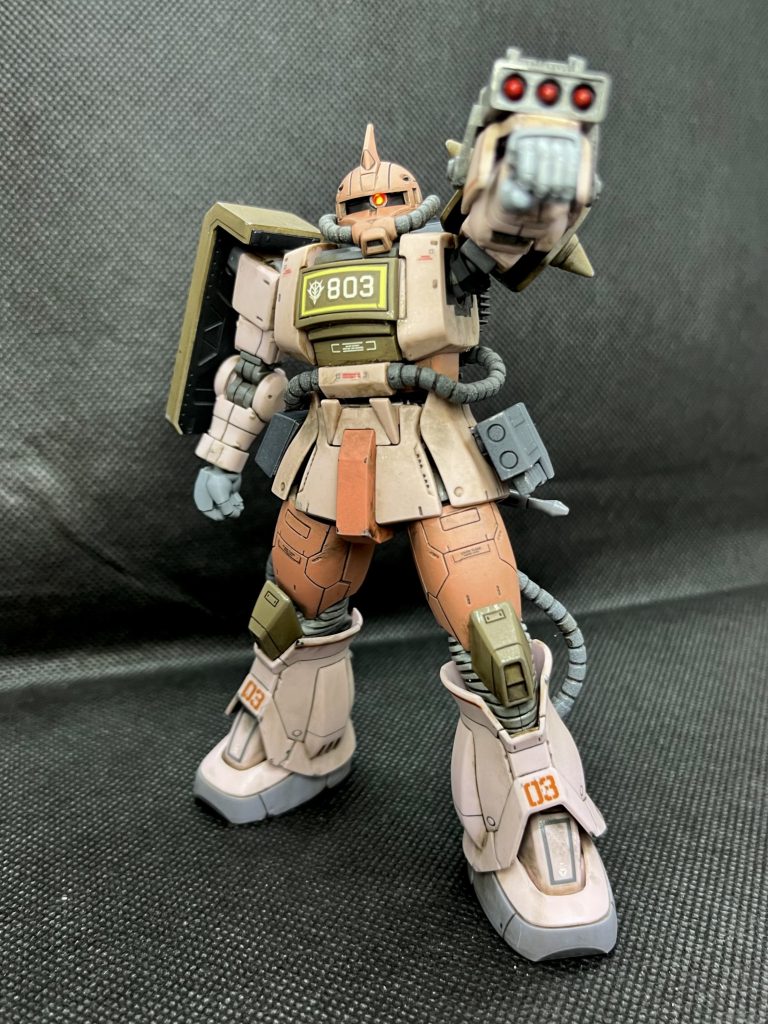 デザートザクの特徴である三連のミサイルランチャーです。ミサイルの赤は老眼にムチを打ちながら極細の筆で塗りました(涙)