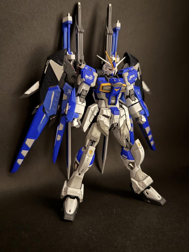 設定の3号機はもう少し青多めのようですが、全体的に明るくなりすぎてしまったので羽の付け根とバックパックをプリズムブルーブラックにして少し落ち着いた印象にしました。羽の先端の塗り分けは明るかったかな…どうもてんとう虫っぽい印象を受けたのですが、長いこと眺めているとこれはこれでありかなと笑白色部分はニュートラルグレーⅠ、Ⅱを使って塗り分け、追加の加工はしていません。デカールはキット付属のものと、ハイキューパーツのライトグレーデカールを追加しています。フレームも2色で塗り分けました。