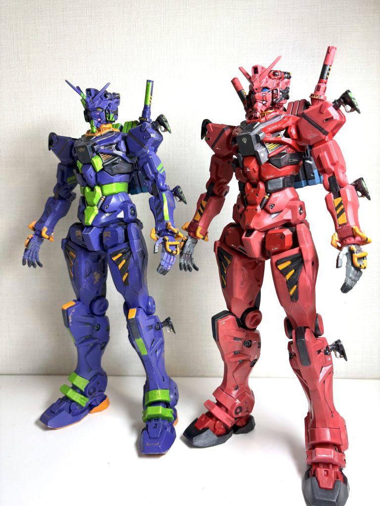 元の状態でも一部塗装はされていますが、省略されている部分が多々あります。あと基本色がだいぶ青味がかったピンク色なので、もっと、赤味に振りたくてリペイントすることにしました。写真の左側は、初号機カラーにリペイントしたものです。