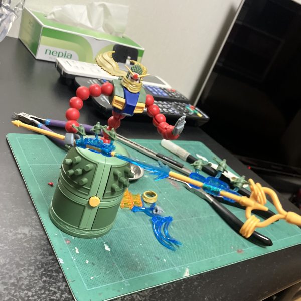 ネオネパール代表モビルファイター、マンダラガンダムですね🥳正直❗️勢いでプレミアムバンダイで予約したところはあります😬　ですが、色々作成プランを思いついて早く届かないかな❓とワクテカしてました🥰しかし、他の機体を差し置いてなんでこんなイロモノを、、うわなにをするやm😵‍💫😵‍💫とりあえず定番のメタリックマーカー仕上げですよね、デカールと🥴問題はこのミニマンダラですよ、しっかり塗るのはハードル高めなサイズ、しかも✖️8個て🤣　多分、錫杖に付けるエフェクトパーツは完成すると塗膜が剥がれそうなので今のうちに楽しんでおきました😘（5枚目）