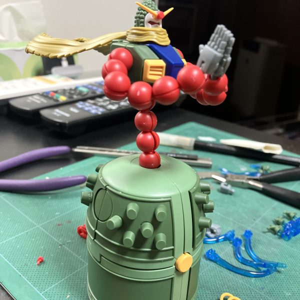 ネオネパール代表モビルファイター、マンダラガンダムですね🥳正直❗️勢いでプレミアムバンダイで予約したところはあります😬　ですが、色々作成プランを思いついて早く届かないかな❓とワクテカしてました🥰しかし、他の機体を差し置いてなんでこんなイロモノを、、うわなにをするやm😵‍💫😵‍💫とりあえず定番のメタリックマーカー仕上げですよね、デカールと🥴問題はこのミニマンダラですよ、しっかり塗るのはハードル高めなサイズ、しかも✖️8個て🤣　多分、錫杖に付けるエフェクトパーツは完成すると塗膜が剥がれそうなので今のうちに楽しんでおきました😘（2枚目）