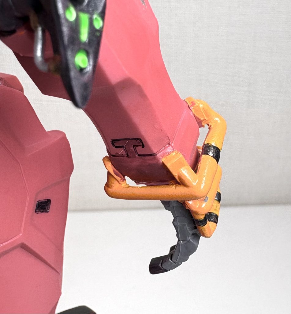 手首周りの黄色の防護棒は一体成形されて隙間が開いていないのですが、いったん切り離して整形して再接着しました。改造したのは、コレだけです。