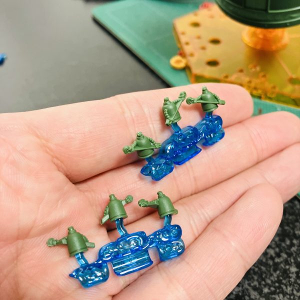 ネオネパール代表モビルファイター、マンダラガンダムですね🥳正直❗️勢いでプレミアムバンダイで予約したところはあります😬　ですが、色々作成プランを思いついて早く届かないかな❓とワクテカしてました🥰しかし、他の機体を差し置いてなんでこんなイロモノを、、うわなにをするやm😵‍💫😵‍💫とりあえず定番のメタリックマーカー仕上げですよね、デカールと🥴問題はこのミニマンダラですよ、しっかり塗るのはハードル高めなサイズ、しかも✖️8個て🤣　多分、錫杖に付けるエフェクトパーツは完成すると塗膜が剥がれそうなので今のうちに楽しんでおきました😘（6枚目）