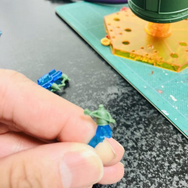 ネオネパール代表モビルファイター、マンダラガンダムですね🥳正直❗️勢いでプレミアムバンダイで予約したところはあります😬　ですが、色々作成プランを思いついて早く届かないかな❓とワクテカしてました🥰しかし、他の機体を差し置いてなんでこんなイロモノを、、うわなにをするやm😵‍💫😵‍💫とりあえず定番のメタリックマーカー仕上げですよね、デカールと🥴問題はこのミニマンダラですよ、しっかり塗るのはハードル高めなサイズ、しかも✖️8個て🤣　多分、錫杖に付けるエフェクトパーツは完成すると塗膜が剥がれそうなので今のうちに楽しんでおきました😘（4枚目）