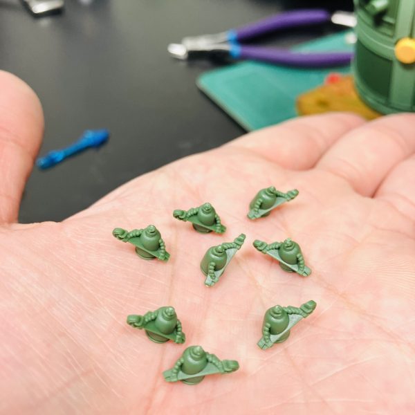 ネオネパール代表モビルファイター、マンダラガンダムですね🥳正直❗️勢いでプレミアムバンダイで予約したところはあります😬　ですが、色々作成プランを思いついて早く届かないかな❓とワクテカしてました🥰しかし、他の機体を差し置いてなんでこんなイロモノを、、うわなにをするやm😵‍💫😵‍💫とりあえず定番のメタリックマーカー仕上げですよね、デカールと🥴問題はこのミニマンダラですよ、しっかり塗るのはハードル高めなサイズ、しかも✖️8個て🤣　多分、錫杖に付けるエフェクトパーツは完成すると塗膜が剥がれそうなので今のうちに楽しんでおきました😘（3枚目）