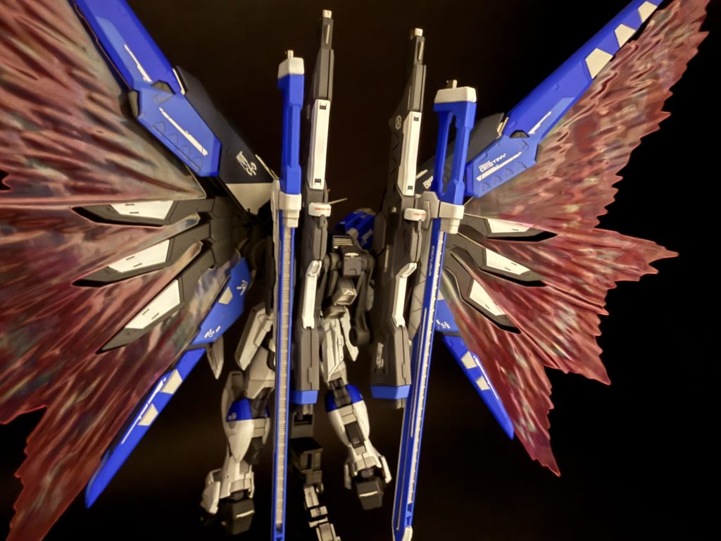 背中から。プレバンで購入した光の翼も取り付けてみました。翼に色を加える勇気はありませんでした笑武装類、塗り分けいい感じじゃね?と何度見てもニマニマできます笑