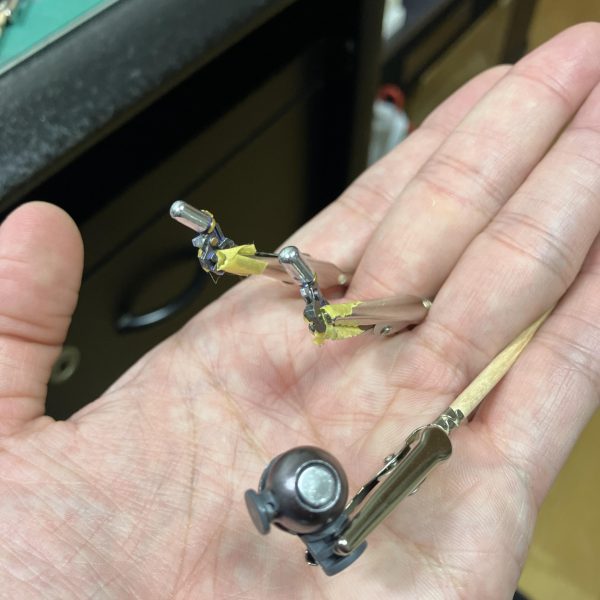 以前から気になってた、メタリックマーカーが近くの模型店で少し🈹割引で売ってるではないですか⁉️コレは買い🉐🥰で！試し塗りを現在制作中のリックドム(GQ)でお試し😉　➡️おぉ、凄い🤩ガンマカのメッキシルバーと初めて出会った時と同じ感動の輝き✨😎　少しお値段しますが0.8mmと2.0mmの2種セットで使いやすい😋　コレはまたガンプラの楽しみが増えたカンジで🥳🥰（3枚目）