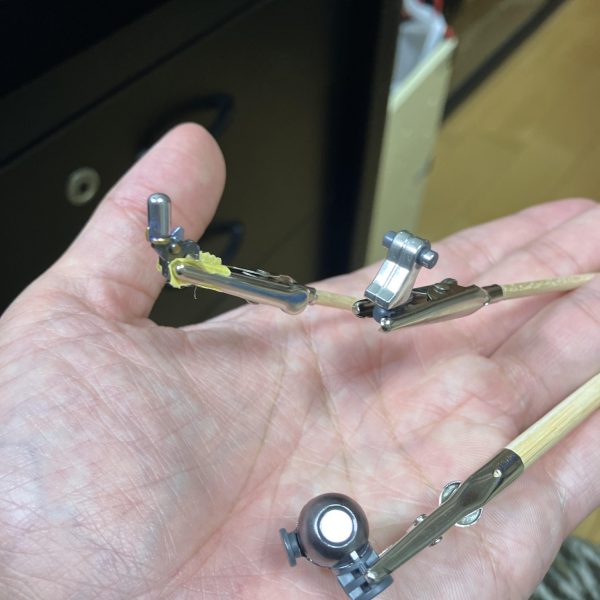 以前から気になってた、メタリックマーカーが近くの模型店で少し🈹割引で売ってるではないですか⁉️コレは買い🉐🥰で！試し塗りを現在制作中のリックドム(GQ)でお試し😉　➡️おぉ、凄い🤩ガンマカのメッキシルバーと初めて出会った時と同じ感動の輝き✨😎　少しお値段しますが0.8mmと2.0mmの2種セットで使いやすい😋　コレはまたガンプラの楽しみが増えたカンジで🥳🥰（2枚目）