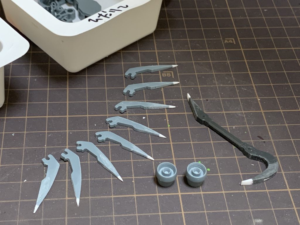 ほぼ無改造ですがお子様対策でクローとバールが丸まっているので改修してます。そのまま削ると短くなってしまうので真鍮線で強度を確保してプラバンを継ぎ足して鋭利に仕上げています。バーニア類などもうすうすに削ってあります。