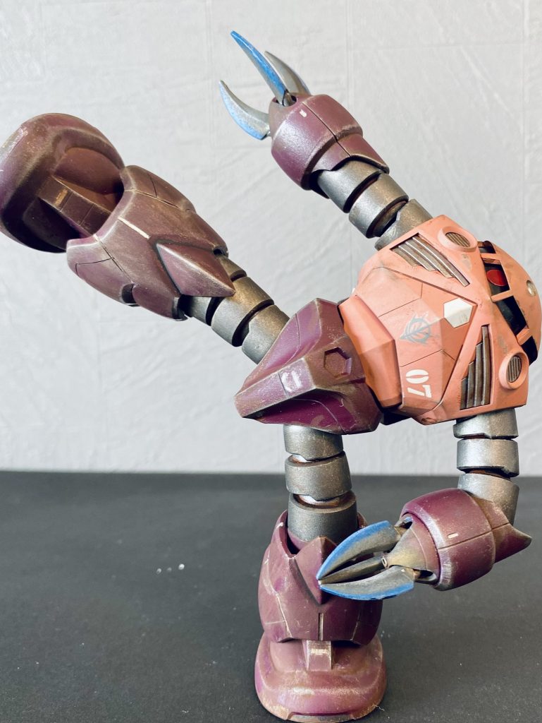 赤いシルエットになで肩。個人的に関取の熱海富士に似ているような気がしています。