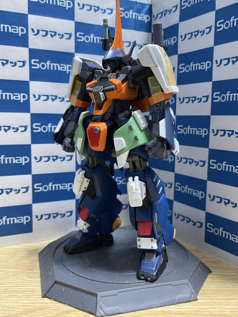 最終形状。型アーマーはプラ板から自作し、納得できる形状に。脛も同様。