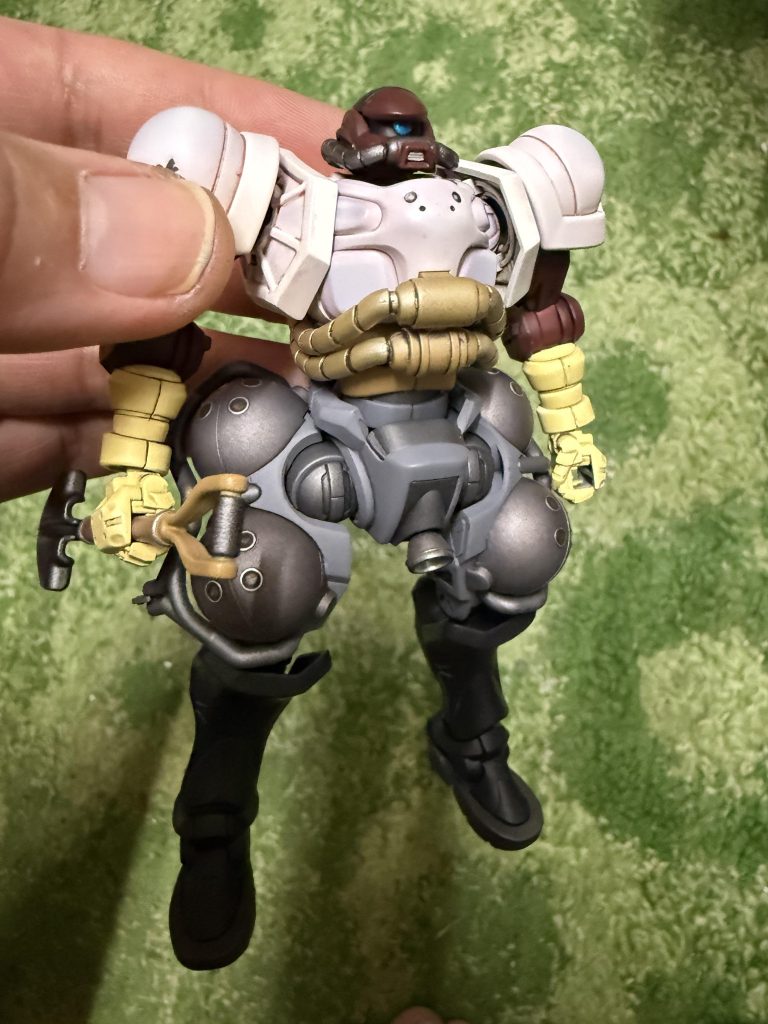 工事ゃ！（ってくらいすんなり出来ました。）スコップは100均のヘルメットとセットになってるアレを磨いて塗装して持たせています。