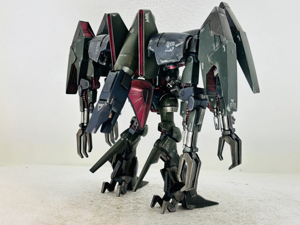 実はこの交渉を促した連邦軍が企てたシーマとディエス・ロビンをまとめて始末する為の罠だったのだ。シーマは自身が狙われている事は承知していたが、ディエスが同じく狙われている理由がわからなかった。ディエスは重い口を開いて、自分がかつてティターンズのパイロット、『ドナ・スター』である事。違法なルートから物資を密輸しMSを闇の商人に売り捌いている事を明かした。シーマは自分と同じように名前を偽り暗躍していたディエスに、『本当の自分の名を名乗り、私と共に宇宙を駆けてみないか』と尋ねる。追い詰められた2人の元にバルカンの音が鳴り響く。いち早く退避したビアがバイアランカスタム2号機で救出に来たのである。シーマとディエスは格納庫に向かい、シーマはバウンドドック、ディエスはバイアランカスタム1号機に搭乗する。ディエスは『俺の名はドナ・スター、シーマ、あんたについて行くぜ‼︎』2機のバイアランカスタムが暗殺軍団を蹴散らしバウンドドックと共にトリントンから消えていった。妄想終了1号機はドナ・スター搭乗。ノーマルマニピュレーターにはビームライフル(TR-6ヘイズルII用)を装備、サブアームを4本に増設、プロペラントタンクブースターを1機にして軽量化、サブアームの複雑な制御はハロMK IIが担い、全方向への攻撃を可能にしている。