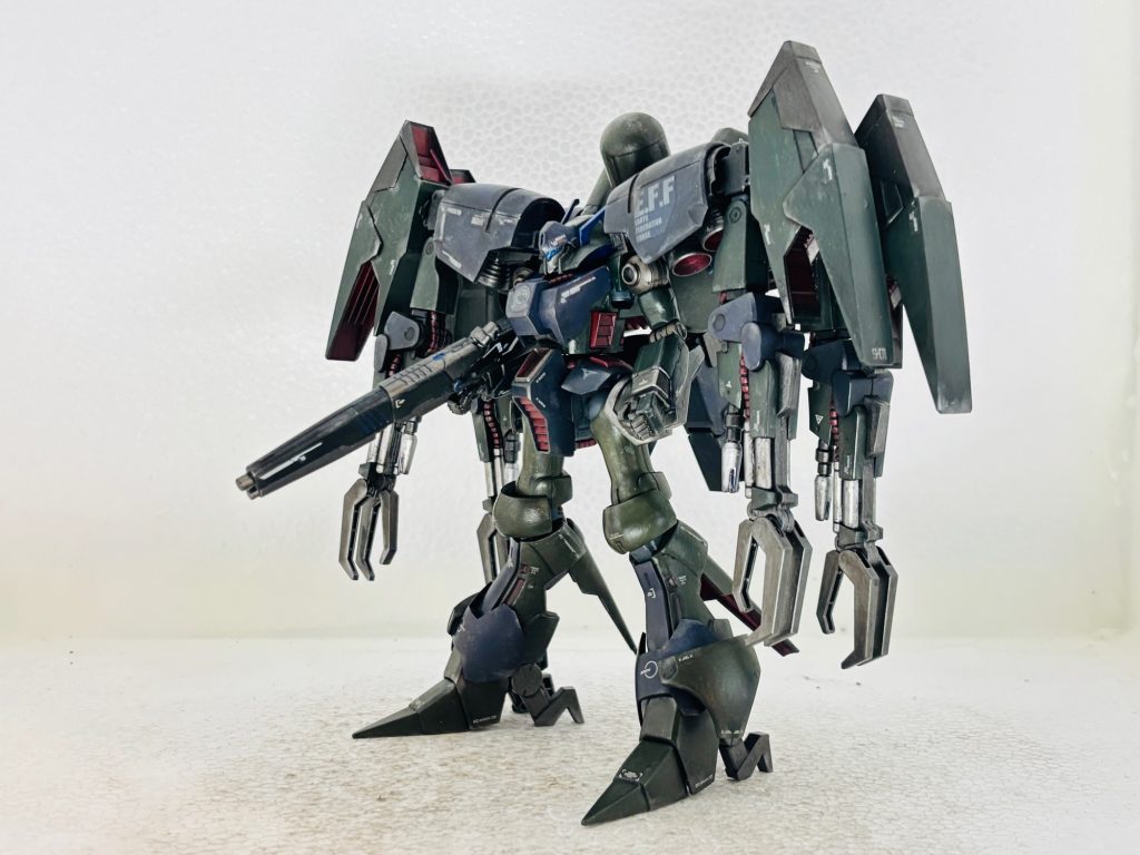 UC0098、女海賊、シーマガラハウは連邦軍との裏取引の中である機体の情報を手に入れた。かつてティターンズで開発され、最強クラスのスペックを持ちながら乗手に恵まれず闇に消えていったMA、『バウンドドック』幻の残存機が地球の廃虚と化したトリントンにあると言うのである。シーマはその足でトリントンに向かった。廃墟の地下深くにある工場に案内されたシーマは、開発兼メカニックのディエス・ロビンとビア・キャトリエムに会う。旧式なうえに乗り手を選ぶバウンドドックには今や誰も興味を持たなくなっていたが、シーマはその姿に驚愕する、なによりNT能力ありきの設計だったバウンドドックを人工知能「ハロMKⅡ」を搭載することで一般兵でも性能を引き出せる仕様となっていた。シーマはこのバウンドドックを手に入れようと交渉に入ることとなる。だがその時、連邦軍の暗殺チームが地下基地へと侵入してきた。