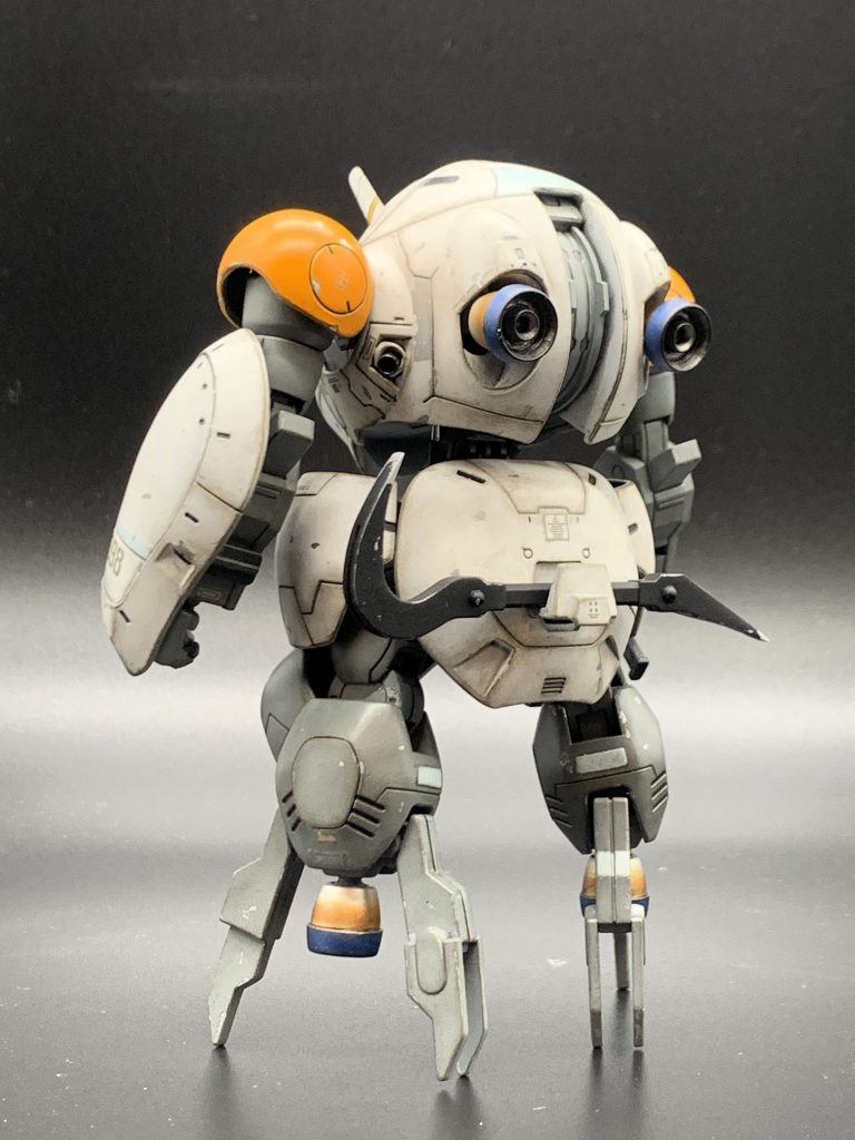 ラッカーシルバー→ケープ→基本塗装→ウェザリング→トップコートの順で仕上げています。ケープチッピングはデブリ(宇宙ゴミ)が当たったイメージでランダムに剥がしています。