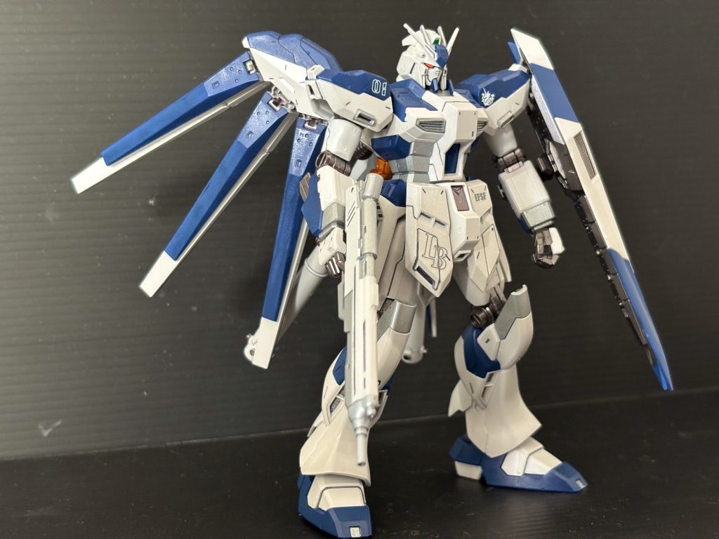 デカールはRG Hi-νガンダムのものをネットで購入（値段が高い...泣）して使用しました。Hi-νガンダムは媒体によってブルー部分のカラーが変わる印象なのですが、自分がやってるゲームだと暗めなブルーなので、そちらを参考にしました。