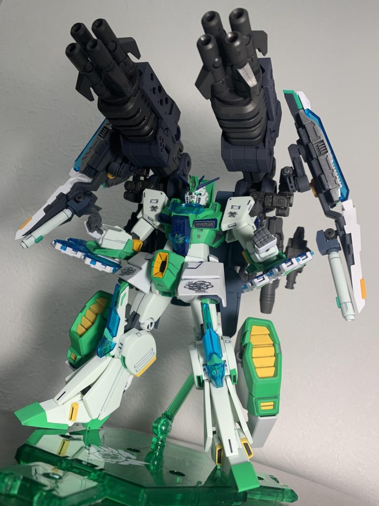 ・蛇咢輪《Serpent Fang Gatling》背部に装備された超大型回転砲。蛇が獲物に噛みつくような連続攻撃を放ち、戦場にうねる翠光の奔流を描く。攻防一体のGENBUの戦闘特性を支える武装。