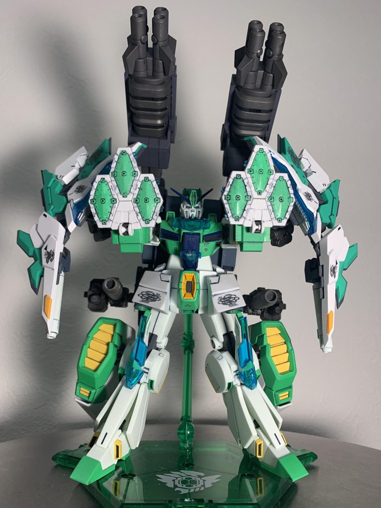 ・蛇牙砲／蛇尾弾《SerpentFang Cannon／SerpentTail Missiles》腰部に装備されたビーム砲と多弾頭ミサイル。蛇が牙で噛みつくように正確かつ連続的に攻撃を行い、敵の進撃を阻む。大地と海の力を兼ね備えたGENBUの象徴的武装。