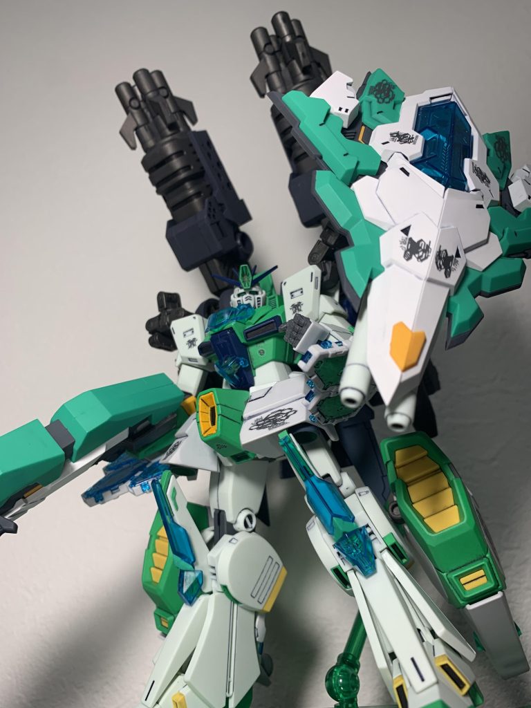 ・翠甲の巨盾《Verdant Aegis》全身防御用の超大型シールド。展開すると翠緑の防御結界を形成し、前方への攻撃と反撃を同時に行う。北方を護る巨亀の甲羅を象徴する盾。