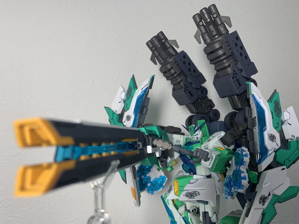 ・翠滅砲《Verdant Obliterator》ロングハイパーメガランチャー。大地と海を貫く破壊力を誇り、敵陣全域を制圧する。北方守護者としての圧倒的な攻撃力を象徴する。