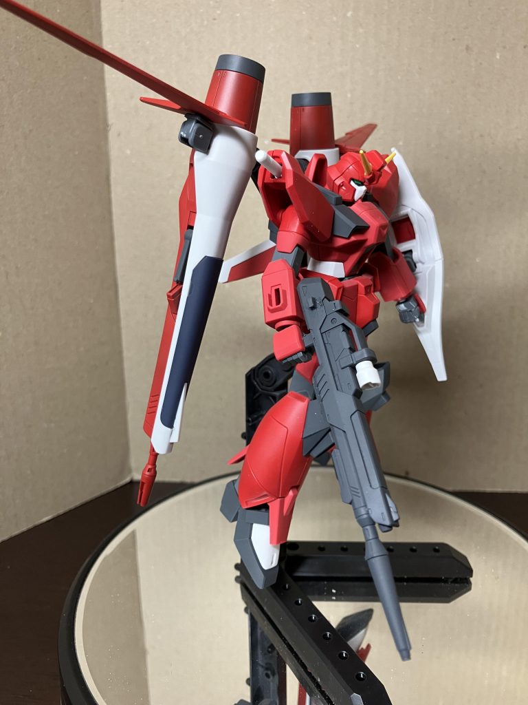 ライフルはグリップ周りを小型化して持たせています。1/100サイズのものでもあまり違和感ないと思います。