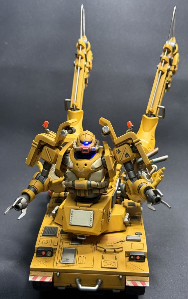 初めての電飾に使ったLEDユニットはビットトレードワン社のリード線仕様の物を。種類が豊富で配線後も磁石を近付けるだけで点灯オンオフ、電池（…は特殊なのでAmazonで買いましたが）の交換も簡単。ムギ球とマンガン電池の時代から便利な世の中になったものです、ありがたや…。