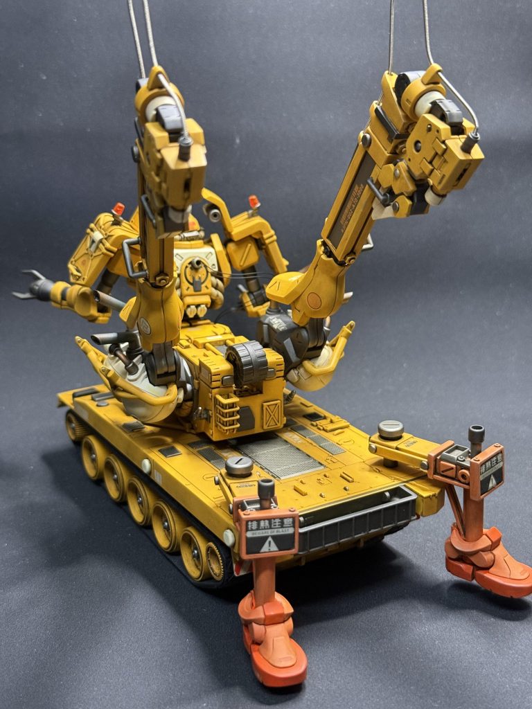 背面。クレーンやアウトリガはザクの脚パーツと30MM、プラ材等を組み合わせてそれらしく。ザクの脚部はクレーン用の動力＋燃料タンクとして魔改造されたと言う脳内設定です。エキゾーストパイプにはクリアー3色のグラデーションで見様見真似の焼け塗装もしてみましたが…艶消し吹いたらぼんやりしちゃって見え難く…残念