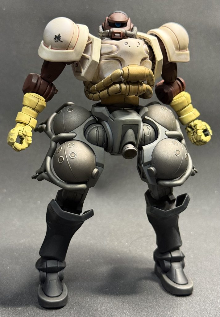 七転八倒してたザクタンクの時とは打って変わってほぼ肩の差し替えとカラーリング変更のみ。2体目のGQザクと言う事で割れる箇所も分かっていたので、割とトラブルも無く進められました。