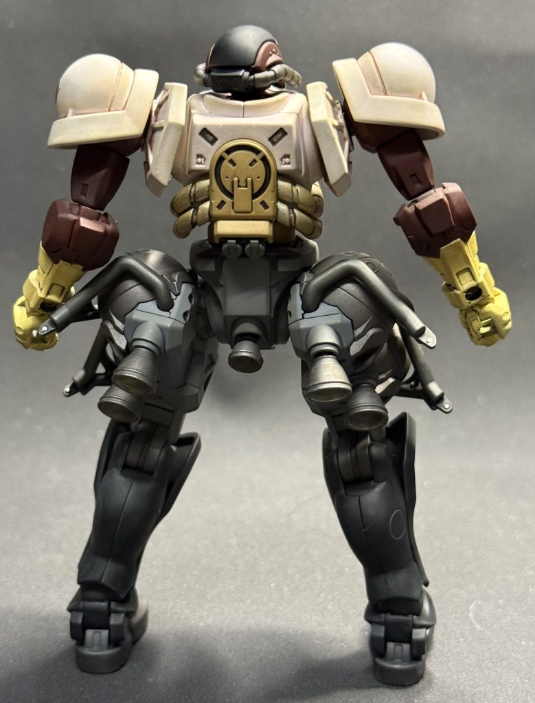 背面。作業ズボンにゴム長、シャツに腹巻なイメージです。こちらも強めに透けや汚し塗装をしてみたものの、艶消し吹いたらぼんやりしちゃいましたね…。