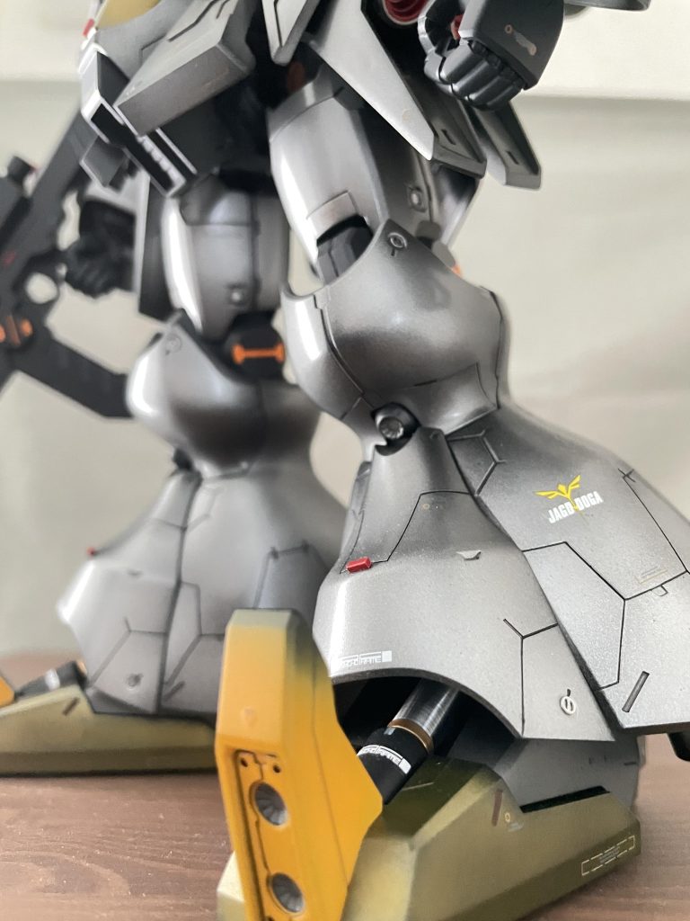 足の内部はシリンダーっぽくシルバーとゴールドのテープでそれっぽく。