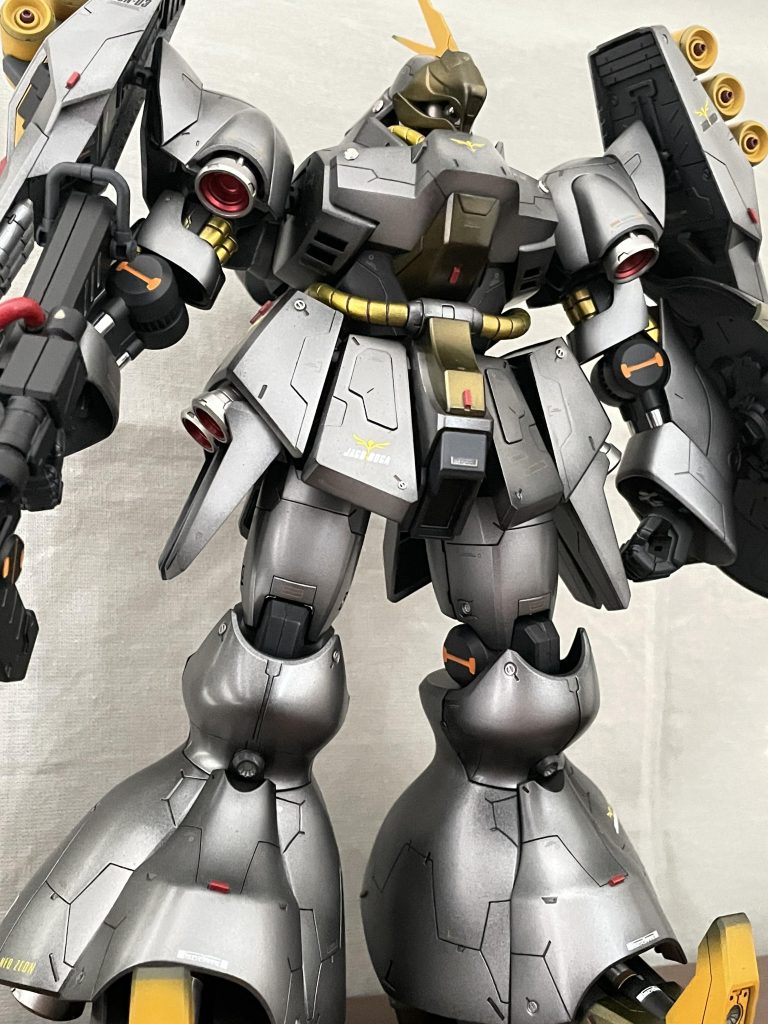 今回のコンセプトは「鉄」です。知人からクリア塗料を塗り重ねると色の深みが出ると教わり、今回の製作に落とし込んでみました。下地　サーフェイサー　エボブラックメイン　ブライトシルバーでグラデ塗装クリアブラックを塗り重ねて好みの暗さになるまで塗装半光沢でトップコート   