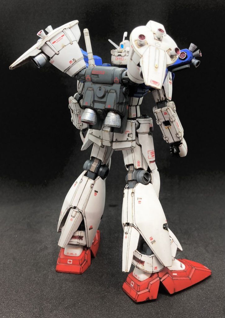 ④手首をザクに、ビームライフルをEGのνガンダムに交換。⑤膝関節部に筋彫り追加、ホビーマーカー焼鉄色で塗り分け。⑥全体艶消し塗装。別売ガンダムデカールや市販のデカール（赤）を随所に。
