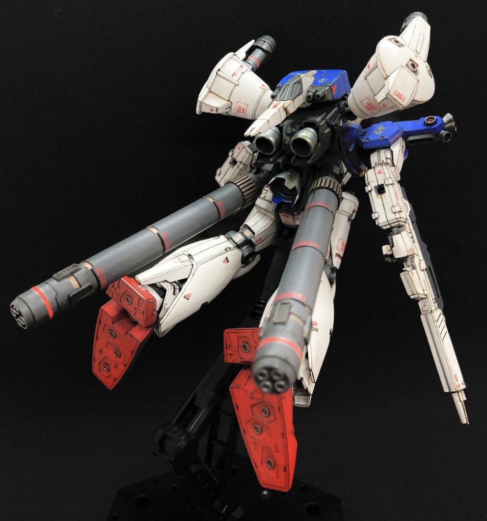 今回初めて足裏の塗り分けもしました😅。コアファイターのバーニアの内側は今回は青で塗り分けてます。