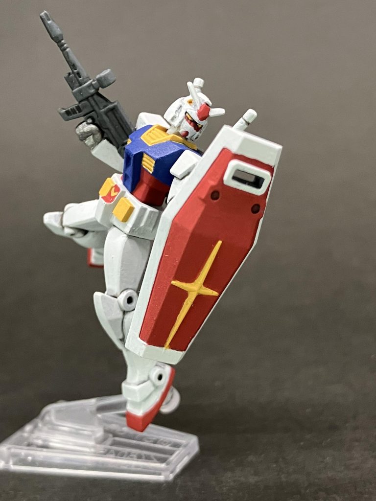 口のところも掘りたかったんですが、ツインアイ塗ってる時に完全に諦めました。なにせ見えませぬ