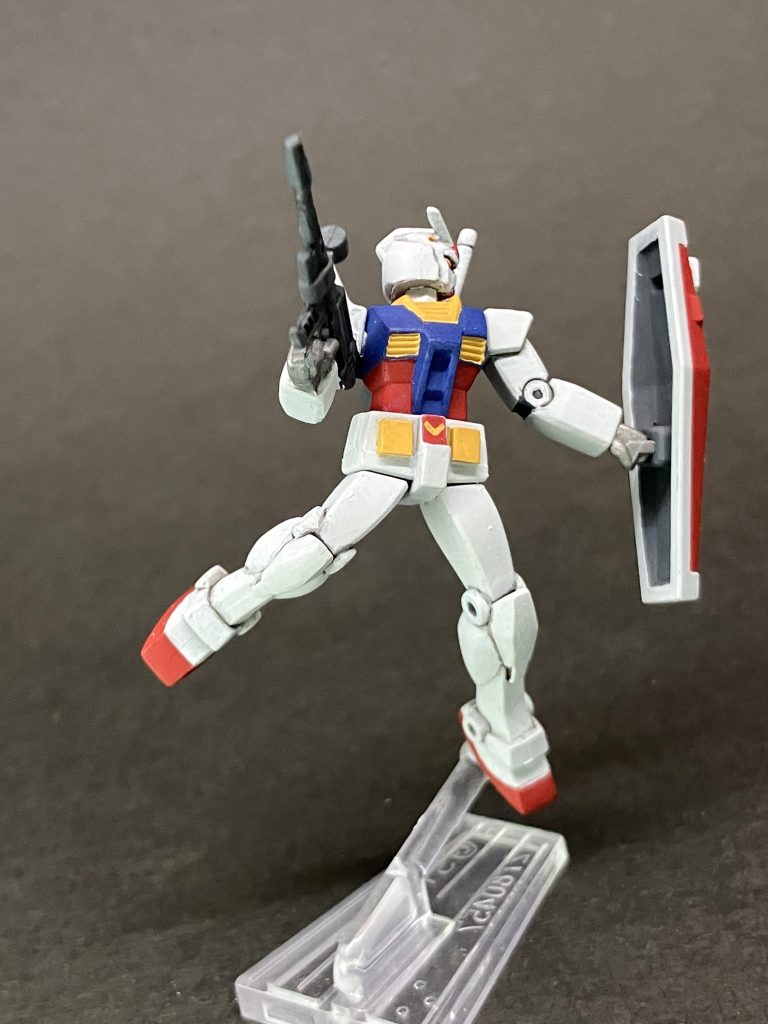 お腹のVマーク、モールドがない。あとアンテナがなんか可愛く無かったので薄く削りましたがそこ以外はほぼ素組です