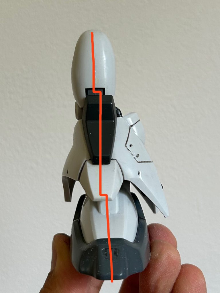 はい。では そろそろ答え合わせです🧐このザクⅢ、ツッコミどころのカタマリみたいなキットなんですが、一番の難点は脚だと思うんですよ。太腿・脛・足 それぞれの形状は悪くないんですが、なんかチグハグ😩脚全体の正中線が通っておらず、関節ごとに外へ外へとズレています。二次元のデザインを三次元におこすときに生まれる齟齬なんでしょうね。また、足首関節の位置が非常に悪く、足首にではなく脛の中心あたりにあります。このため脚を開きぎみに立たせてようとすると足が内側に入ってしまいます。とにもかくにも素立ちが決まらないキットなんですね😩