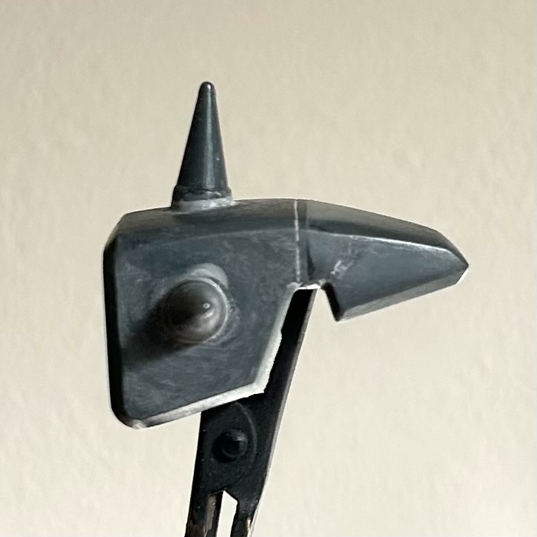 コレ、言わなきゃ絶対に伝わらないとこ🤭ショルダーアーマーのトゲの位置が気に入らなかったんですよ😅で、上のトゲを内側に1mm、前後のトゲを内側下に2mmほどズラしてあります。画像がありませんが、右腕のシールドもT字の上の部分が離れ過ぎているように感じたので、可動部分で2mmほど下げてあります。