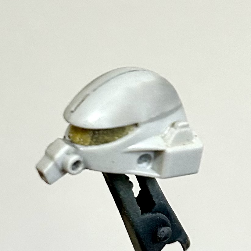 頭部はデカ過ぎるので、縦と上下で分割し、縦で1mm、上下で1.5mm縮めました。余談ですが このキット、リサイクルショップでパチ組みのものを購入したモノなんですが…パチ組みだとばかり思っていたら いざバラす段階であちこちガチガチに接着してあるじゃないですか😩😩😩😩 バラすときに割れたり折れたりした部分のリカバリーに随分と時間を取られました😢 三本のツノとかね😱