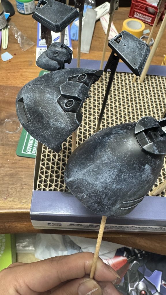 黒サフに白系でドライブラシしたところです。この塗料はラッカー系です。